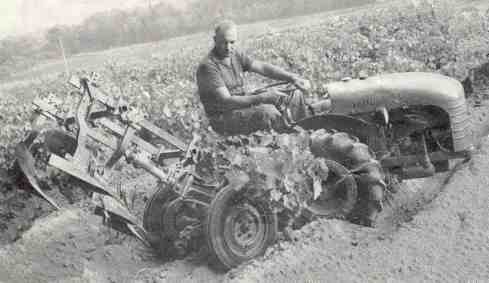 Un RT 415 à la manoeuvre dans un vignoble